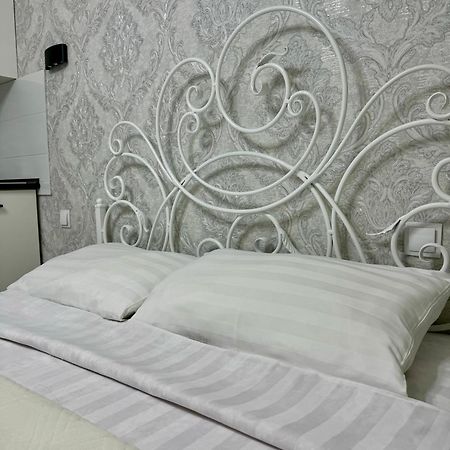 Уютная Комната-Студия В Центре Бишкека Ngoại thất bức ảnh